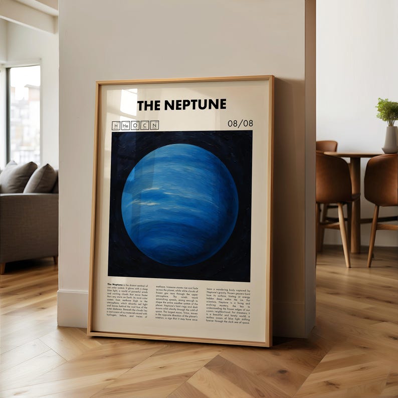 Peut inclure: Impression d'art encadr&eacute;e repr&eacute;sentant la plan&egrave;te Neptune, avec des nuances de bleu sur fond sombre. Le titre "THE NEPTUNE" et la date "08/08" sont affich&eacute;s. L'&oelig;uvre est encadr&eacute;e dans un cadre en bois brun clair.