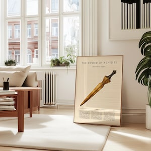 Peut inclure: Une affiche encadr&eacute;e intitul&eacute;e "L'&Eacute;p&eacute;e d'Achille" repr&eacute;sentant une illustration d&eacute;taill&eacute;e d'une &eacute;p&eacute;e dor&eacute;e. L'&oelig;uvre est expos&eacute;e dans un salon lumineux avec un tapis blanc, des meubles en bois et une grande fen&ecirc;tre.