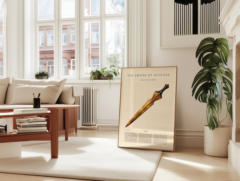 Peut inclure: Une affiche encadr&eacute;e intitul&eacute;e "L'&Eacute;p&eacute;e d'Achille" repr&eacute;sentant une illustration d&eacute;taill&eacute;e d'une &eacute;p&eacute;e dor&eacute;e. L'&oelig;uvre est expos&eacute;e dans un salon lumineux avec un tapis blanc, des meubles en bois et une grande fen&ecirc;tre.