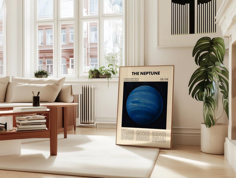 Peut inclure: Une affiche encadr&eacute;e intitul&eacute;e "THE NEPTUNE" repr&eacute;sentant une illustration de plan&egrave;te bleue. L'affiche est expos&eacute;e dans une pi&egrave;ce lumineuse avec un tapis blanc, des meubles en bois et une grande fen&ecirc;tre. Une plante en pot est &agrave; c&ocirc;t&eacute; de l'affiche.