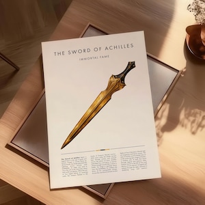Peut inclure: Impression intitul&eacute;e "The Sword of Achilles" avec une illustration d'&eacute;p&eacute;e dor&eacute;e et le texte "IMMORTAL FAME". L'impression pr&eacute;sente un bloc de texte en bas. L'image est sur une table en bois.