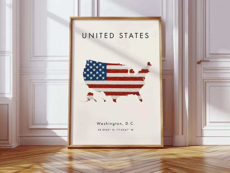 Może przedstawiać: Oprawiony wydruk przedstawiający mapę Stan&oacute;w Zjednoczonych, z nałożonym wzorem amerykańskiej flagi. Wydruk zawiera tekst "UNITED STATES" na g&oacute;rze oraz "Washington, D.C." ze wsp&oacute;łrzędnymi na dole. Rama jest w kolorze jasnobrązowym.