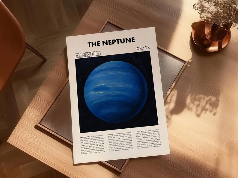Peut inclure: Une affiche intitul&eacute;e "THE NEPTUNE" repr&eacute;sentant une illustration de la plan&egrave;te bleue avec des d&eacute;tails blancs en forme de nuages. L'affiche comprend la date "08/08" et du texte sur Neptune. L'affiche est sur une table en bois.