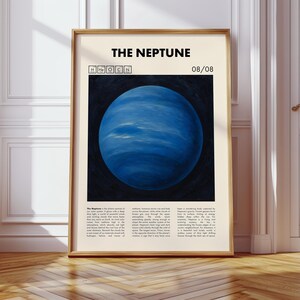 Peut inclure: Une affiche encadr&eacute;e intitul&eacute;e "The Neptune" repr&eacute;sentant une illustration de la plan&egrave;te bleue sur fond sombre. L'impression comprend la date 08/08 et le mot "H O C N". L'&oelig;uvre est expos&eacute;e dans une pi&egrave;ce avec un parquet et des murs blancs.