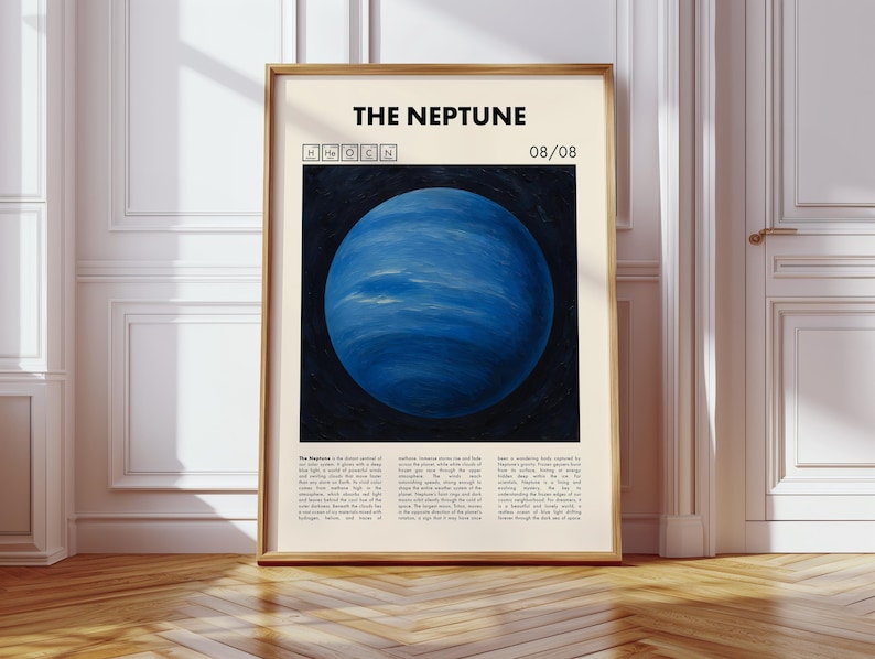 Peut inclure: Une affiche encadr&eacute;e intitul&eacute;e "The Neptune" repr&eacute;sentant une illustration de la plan&egrave;te bleue sur fond sombre. L'impression comprend la date 08/08 et le mot "H O C N". L'&oelig;uvre est expos&eacute;e dans une pi&egrave;ce avec un parquet et des murs blancs.