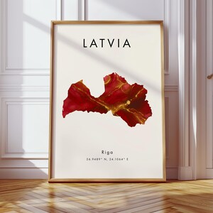 Peut inclure: Impression d'art encadrée représentant la Lettonie dans un design abstrait rouge et or. Le mot "LATVIA" est imprimé en noir en haut, avec "Riga" et les coordonnées en dessous. L'impression est dans un cadre en bois.