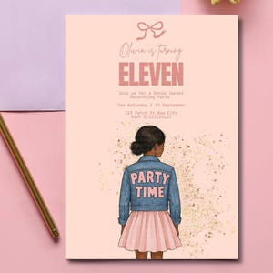 Peut inclure: Invitation d'anniversaire rose avec le texte "Olivia a onze ans". L'illustration montre une fille portant une veste en jean avec "PARTY TIME" au dos et une jupe rose. Des accents de confettis dorés ornent le design.
