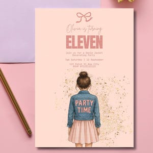 Puede incluir: Invitación rosa pálido con el texto "Olivia cumple ONCE". La ilustración muestra a una niña con una chaqueta vaquera con "PARTY TIME" en la espalda. Un bolígrafo dorado descansa sobre una superficie rosa y morada.