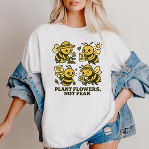Camiseta &quot;Planta flores sin miedo a las abejas&quot;, linda camiseta vintage ecológica de abejas, regalo para salvar las flores, camiseta para amantes de la naturaleza y el medio ambiente.