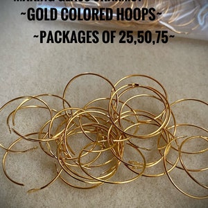 Op de afbeelding: Een stapel gouden metalen hoepels, ideaal voor het maken van glazen bedels. De tekst op de afbeelding luidt "~MAKING GLASS CHARMS?~ ~GOLD COLORED HOOPS~ ~PACKAGES OF 25,50,75~"