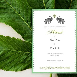 Puede incluir: Una invitación de boda con borde verde y fondo blanco. La invitación presenta dos ilustraciones de elefantes y el texto "Mehendi de Naina & Kabir". La invitación está sobre un fondo de hojas verdes.
