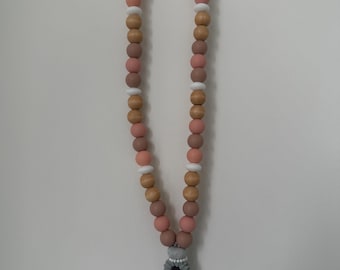 Cordón de silicona con cuentas en tonos neutros/tierra y cierre de seguridad / Perfecto para profesores, enfermeras y oficinistas.