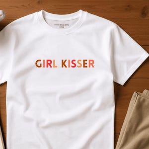 Camiseta do Orgulho Lésbico da Girl Kisser: Camiseta com estampa queer e flerte