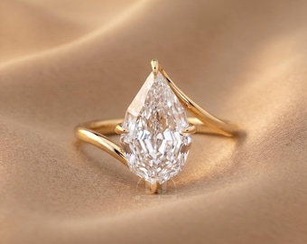 Peer geslepen diamanten ring, 18k geelgouden bypass-schacht, architectonisch statement.