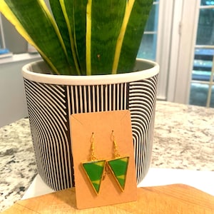 Kente-harsoorbellen – Afrikaanse print gouden driehoek hangers – Handgemaakte lichtgewicht statement sieraden, afrocentrisch cadeau voor haar