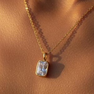 Collar de oro con corte esmeralda / Colgante con bisel rectangular en acero inoxidable PVD con oro de 18 k / Joyas con capas minimalistas. Regalo para el Día de la Madre.