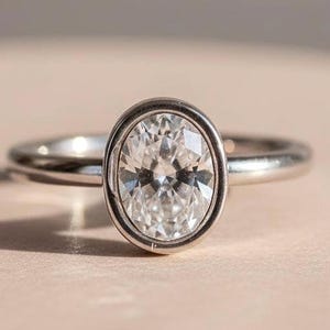 Zilveren solitaire ring met ovale rand | Ring met 8 x 6 mm kubische zirkonia | Waterdichte titanium ring | Minimalistische statement ring voor elke dag