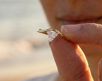 Gold Wrap Ring, Triangle Zircon Ring, Minimalist Trilliant Ring, Gold Vermeil Ring, Delicate Wave Band Ring, Modern Stack Ring, Size 6,7,8,9