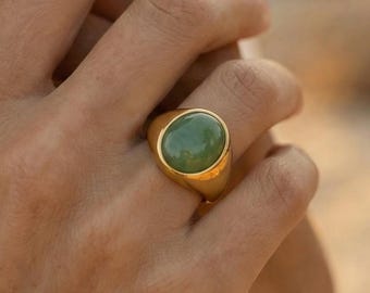 Anillo de sello de jade verde en oro / Anillo llamativo e impermeable para mujer / Anillo minimalista de oro grueso / Regalo para ella / Tallas 6, 7, 8, 9, 10, 11, 12
