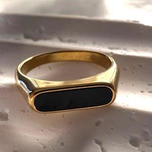 Schwarzer Onyx Siegelring - schmaler wasserdichter Goldring von Ost nach West, minimalistischer Pinky-Ring, hypoallergenes Band, Größen 5–10