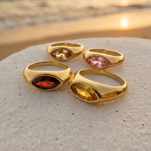 Puede incluir: Un juego de tres tazas de cerámica con un esmalte moteado de color crema. Cada taza presenta un diseño floral pintado a mano en tonos azules, verdes y amarillos. Las tazas tienen una forma simple y redondeada y un asa.