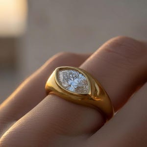 Guldmarkiseriring | East West-bezel | Ring med klar CZ | Modern skulptural guldring