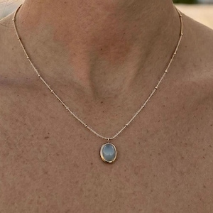 Blauer Opal Halskette Gold, Oval Blauer Opal Anhänger, 18K PVD Gold Edelstahl Halskette, Naturstein Schmuck Geschenk für Sie