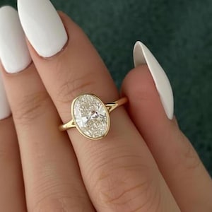 Anillo de compromiso con moissanita ovalada engastada en bisel, oro amarillo de 14 quilates, solitario, delicado anillo de novia, anillo de promesa con brazo dividido, regalos de aniversario