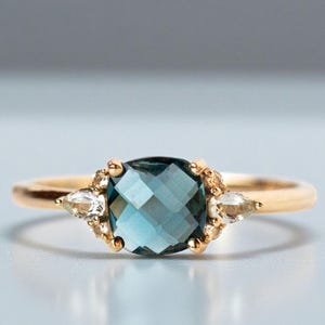 Vintage förlovningsring med blå topas, blå safirring, stapelbar kuddslipad unik safir- och diamantklusterbrudring, present till mamma
