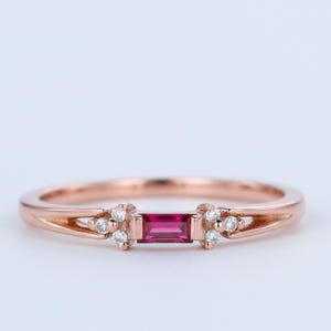 Anillo apilable Ruby Dainty Baguette, alianza de boda minimalista con diamantes, piedra natal de julio, regalo para ella