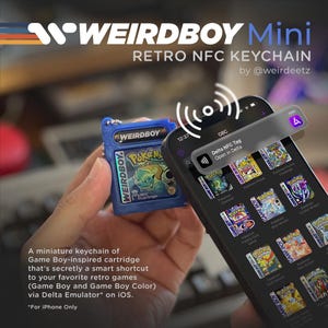 Puede incluir: Un llavero NFC retro "WEIRDBOY Mini" azul, que se asemeja a un cartucho de Game Boy, se muestra junto a un smartphone que muestra una selección de juegos. El llavero es un acceso directo a juegos retro a través de Delta Emulator en iOS. El texto "WEIRDBOY Mini RETRO NFC KEYCHAIN" está incluido.