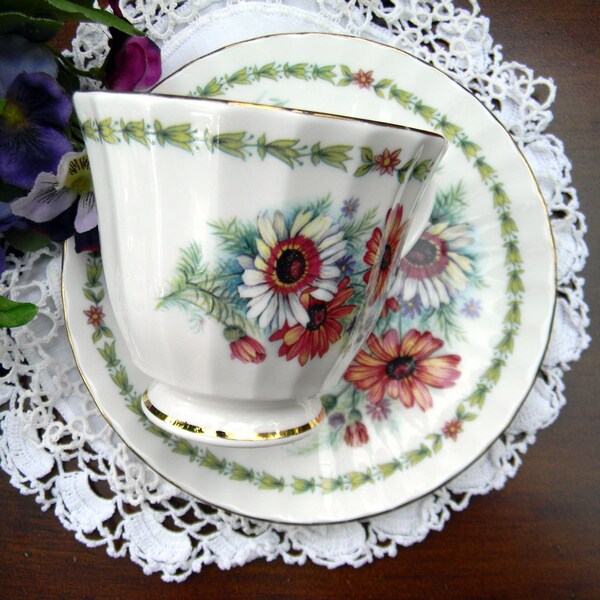 Royal Garden China Teacup Tea Cup and Saucer  England 10512