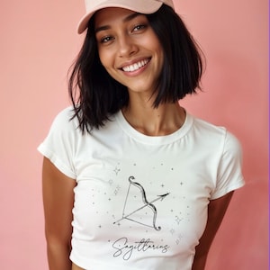 Camiseta de Sagitario, Top corto, Regalo personalizado, Camiseta con signo zodiacal, Camiseta de astrología, Camiseta personalizada, Camiseta con signo del zodiaco