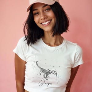 Camiseta de Escorpio, Top corto, Regalo personalizado, Camiseta con signo zodiacal, Camiseta de astrología, Camiseta personalizada, Camiseta con signo del zodíaco