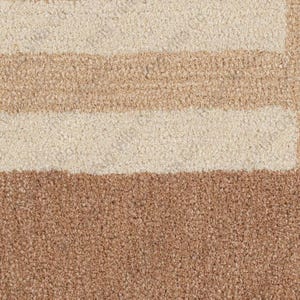 K&ouml;nnte beinhalten: Nahaufnahme eines strukturierten Teppichs mit horizontalen Streifen in Beige- und Braunt&ouml;nen. Der Teppich hat ein weiches, pl&uuml;schiges Aussehen, wobei die Streifen ein einfaches, aber elegantes Muster bilden. Die Farbpalette ist neutral und warm.