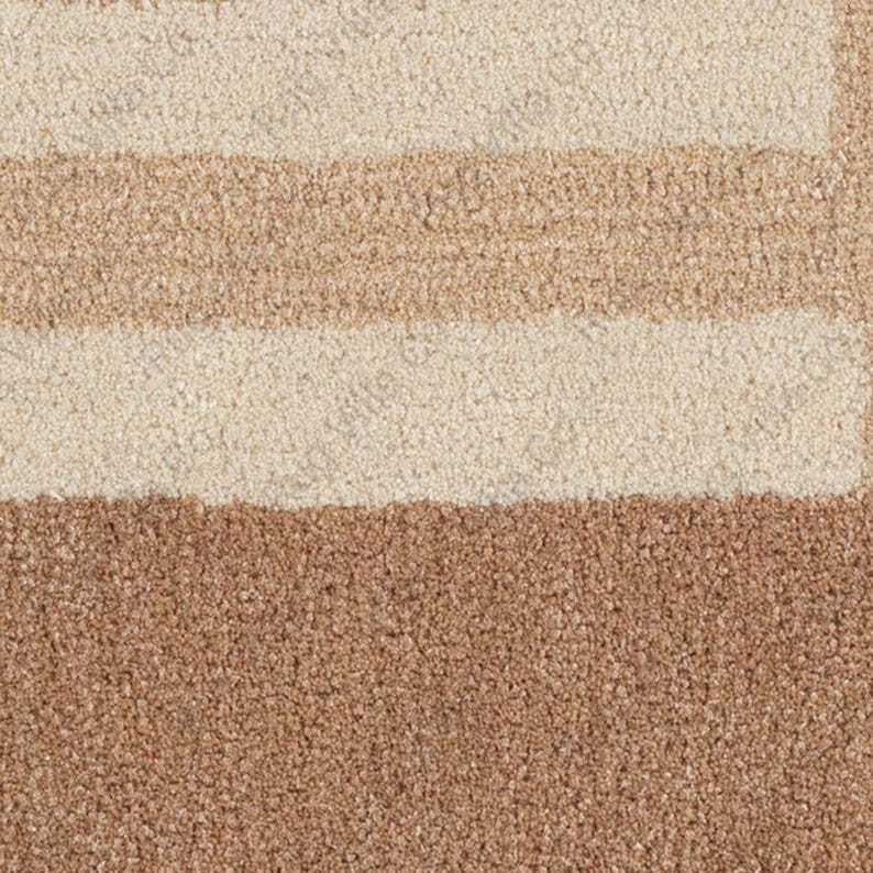 K&ouml;nnte beinhalten: Nahaufnahme eines strukturierten Teppichs mit horizontalen Streifen in Beige- und Braunt&ouml;nen. Der Teppich hat ein weiches, pl&uuml;schiges Aussehen, wobei die Streifen ein einfaches, aber elegantes Muster bilden. Die Farbpalette ist neutral und warm.