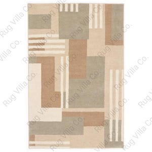 K&ouml;nnte beinhalten: Rechteckiger Teppich mit geometrischem Muster in Beige-, Braun- und Graut&ouml;nen. Das Design zeigt Bl&ouml;cke und Streifen, die einen modernen, abstrakten Look erzeugen. Geeignet f&uuml;r Wohn- oder Schlafzimmer.