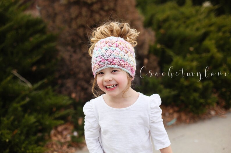 Messy bun beanie crochet pattern, crochet patterns, women beanie crochet pattern, messy bun hat patterns, pony tail beanie patterns image 1