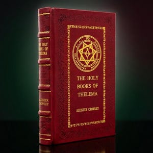 Puede incluir: Un libro de tapa dura de color rojo oscuro titulado The Holy Books of Thelema de Aleister Crowley. La portada presenta un emblema circular dorado en relieve con una estrella y texto, rodeado por un borde decorativo. El lomo tiene letras doradas.