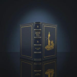 K&ouml;nnte beinhalten: Ein marineblaues Buch mit goldenen Akzenten, betitelt "The Complete Ethiopian Bible in English". Das Cover zeigt eine goldene Illustration eines Leuchtturms und eines Schiffes. Das Buch ist ge&ouml;ffnet und zeigt den Buchr&uuml;cken und die Innenseite des Covers.