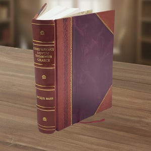 Op de afbeelding: Een hardcover boek met een bordeauxrode rug en een paarse kaft. De rug heeft gouden letters en decoratieve elementen. Het boek is open en toont witte pagina's. De titel "CODEX VATICANUS NOVUM TESTAMENTUM GRAECE" is zichtbaar.