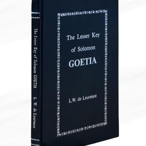 以下が含まれることがあります： L.W. de Laurenceによる「The Lesser Key of Solomon GOETIA」というタイトルの黒いハードカバーの本。本は白い文字と装飾的なボーダーが特徴です。タイトルと著者の名前も背表紙に表示されています。