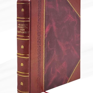Puede incluir: Libro del Nuevo Testamento arameo Peshitta con cubierta de cuero burdeos. El lomo presenta detalles dorados y el título en dorado. Una cinta roja de marcador es visible.