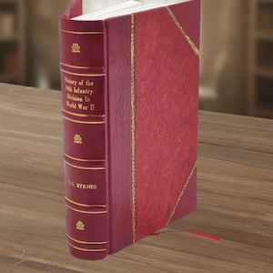 Pode incluir: Um livro de capa dura com capa de couro bordô e detalhes dourados. O título "History of the 94th Infantry Division in World War II" é visível na lombada. Uma fita vermelha serve como marcador de página.