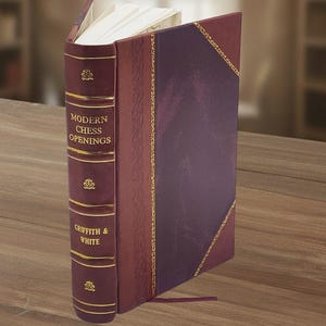 以下が含まれることがあります： グリフィス＆ホワイト著「Modern Chess Openings」というタイトルのハードカバー本。本は、金色の文字とアクセントが付いた、バーガンディ色の革の表紙です。背表紙には金色の装飾が施されています。赤いブックマークが見えます。