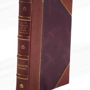 Puede incluir: Un libro de tapa dura con una cubierta de cuero burdeos y marrón. El lomo presenta detalles dorados y el título "A Full Collation of the Codex Sinaiticus" y el nombre del autor son visibles. Una cinta roja sirve como marcador de página.