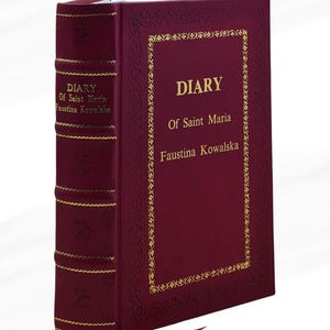 Puede incluir: Un libro de color burdeos titulado "Diary Of Saint Maria Faustina Kowalska". El título y los bordes decorativos son dorados. El lomo tiene detalles dorados y una cinta roja como marcapáginas.