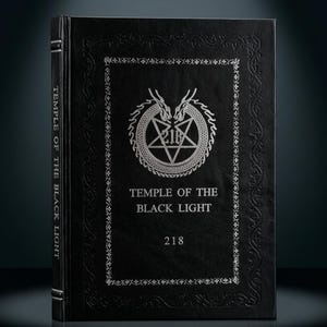 K&ouml;nnte beinhalten: Ein schwarzes Buch mit dem Titel "Temple of the Black Light" in silberner Pr&auml;gung und dekorativen silbernen Bord&uuml;ren. Das Cover zeigt ein Pentagramm in einem Kreis, flankiert von drachenartigen Figuren. Die Nummer "218" steht unter dem Titel.