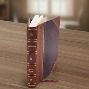 Puede incluir: Un libro de tapa dura titulado "Frankenstein" de M.W. Shelley. El libro tiene una columna vertebral burdeos con letras doradas y detalles decorativos. La portada es una mezcla de burdeos y morado con un ribete dorado y un marcador de cinta burdeos.