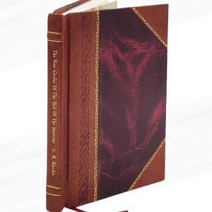 Può includere: Un libro con copertina rigida intitolato "The Nine Circles Of The Hell Of The Innocent" di G. M. Rhodes. Il libro ha una copertina marrone con un motivo a losanga bordeaux e rifiniture dorate. Un segnalibro a nastro rosso è visibile.